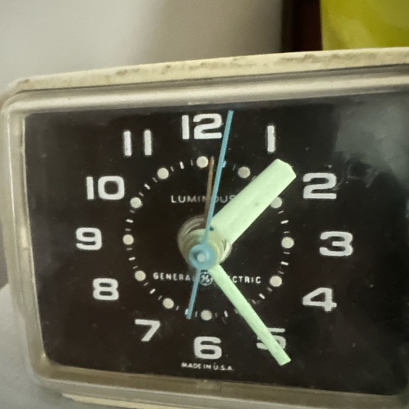 Vintage Luminous General Electric clock. - Picture 2 of 9